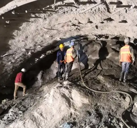 乌审拱顶带模注浆料的施工流程及注意事项